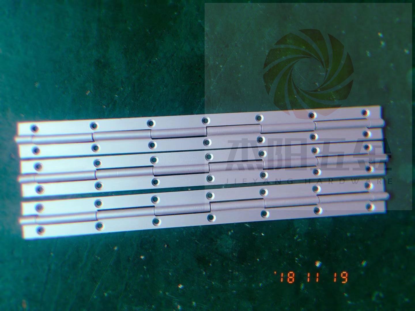 兩端旋鉚，長排合頁